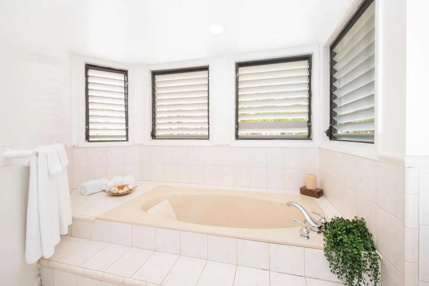 Fingertip - Beach Bungalow In Cayman Kai Driftwood Village