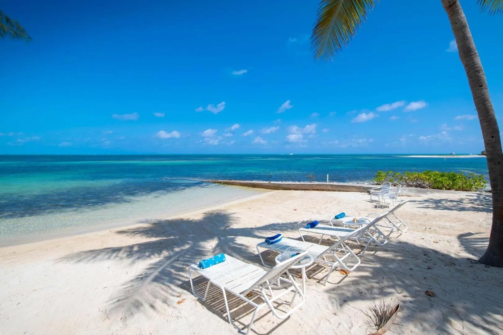 Fingertip - Beach Bungalow In Cayman Kai Driftwood Village 0*,  Kaaiman-eilanden