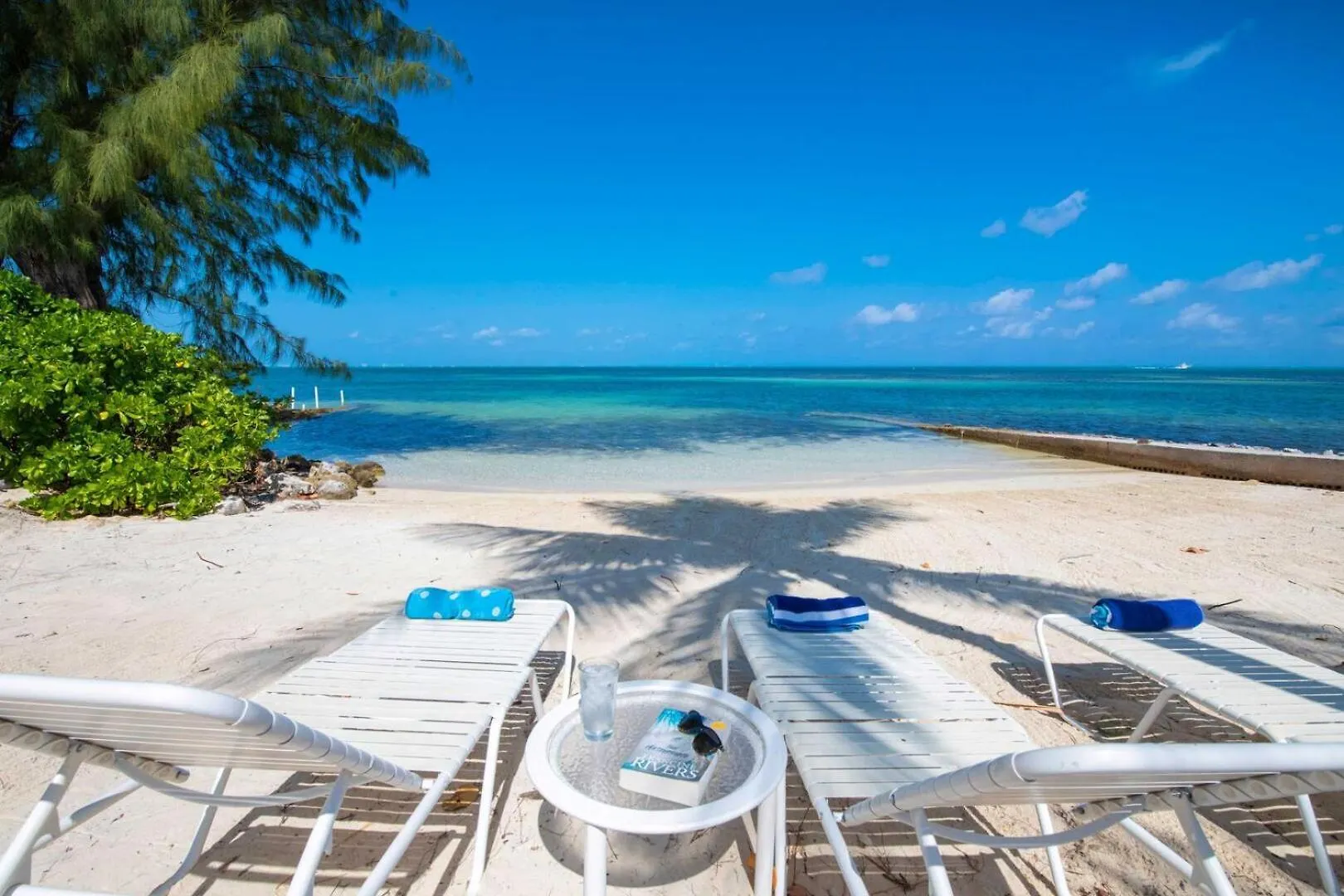 Fingertip - Beach Bungalow In Cayman Kai Driftwood Village
